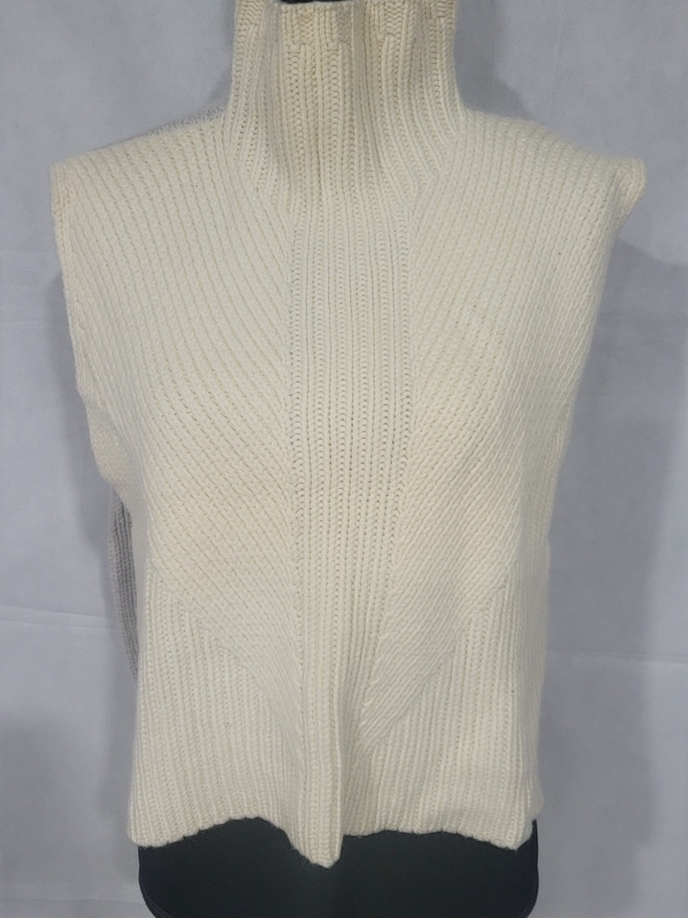 Club Monaco Cream Ribbed Sleeveless Cashmete  Vest